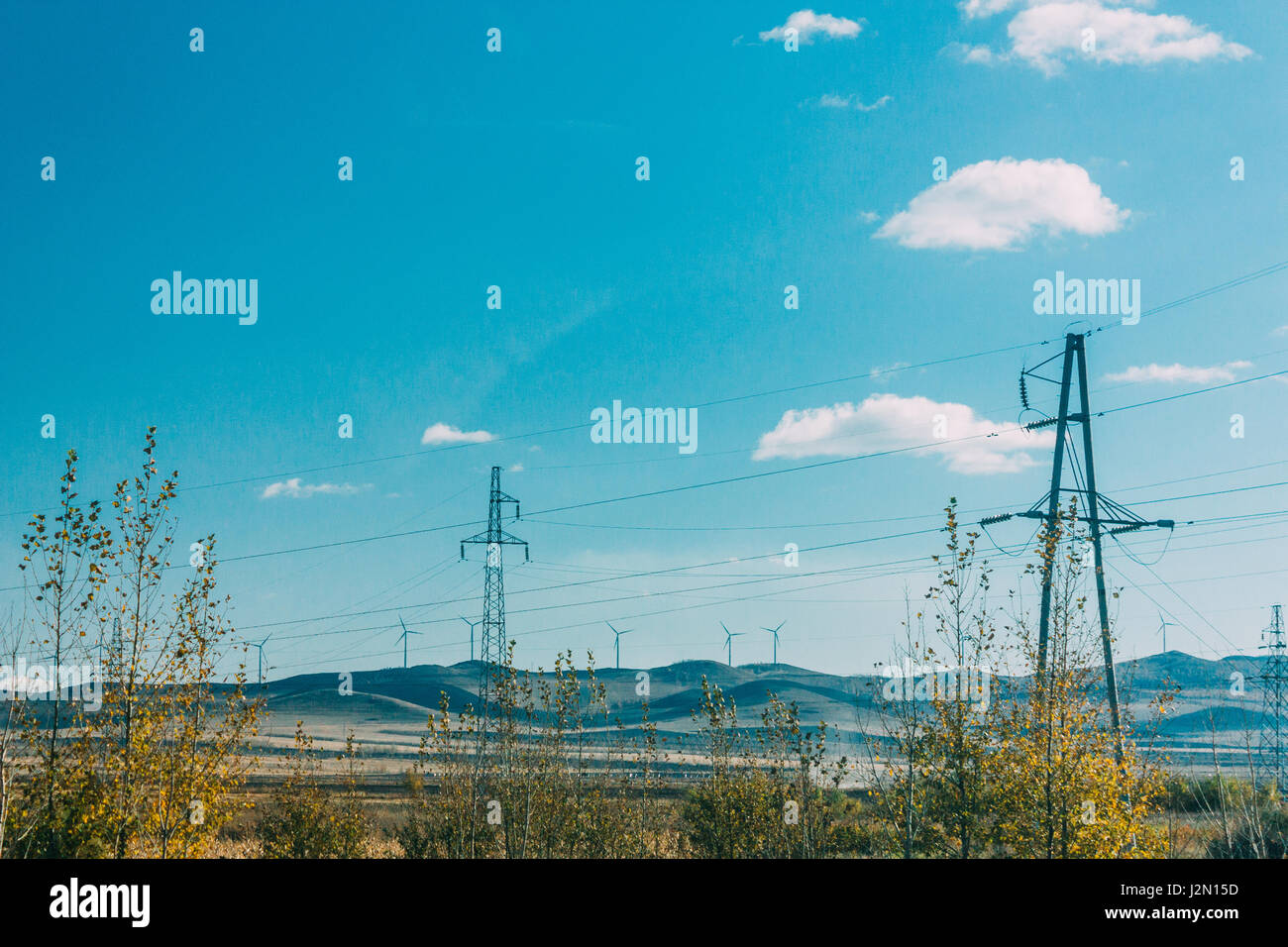 blauer Himmel, Wolke, Graddland, Wald und Baum und elektrischer Energie Übertragung Pylon auf Grasland der Inneren Mongolei Stockfoto
