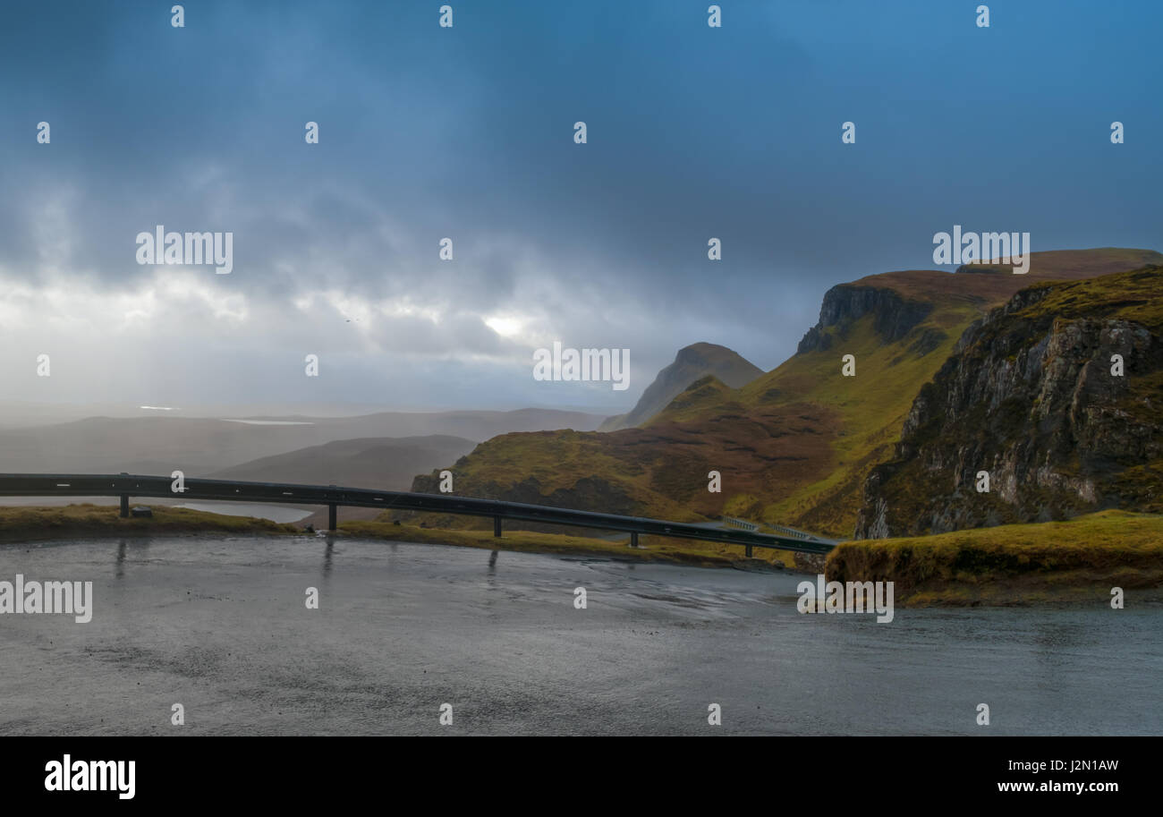 Storr, einem faszinierenden felsigen Hügel auf der Trotternish-Halbinsel von der Insel Skye in Schottland. Die Hügel präsentiert eine steile felsige Ostwand-Anlage Stockfoto