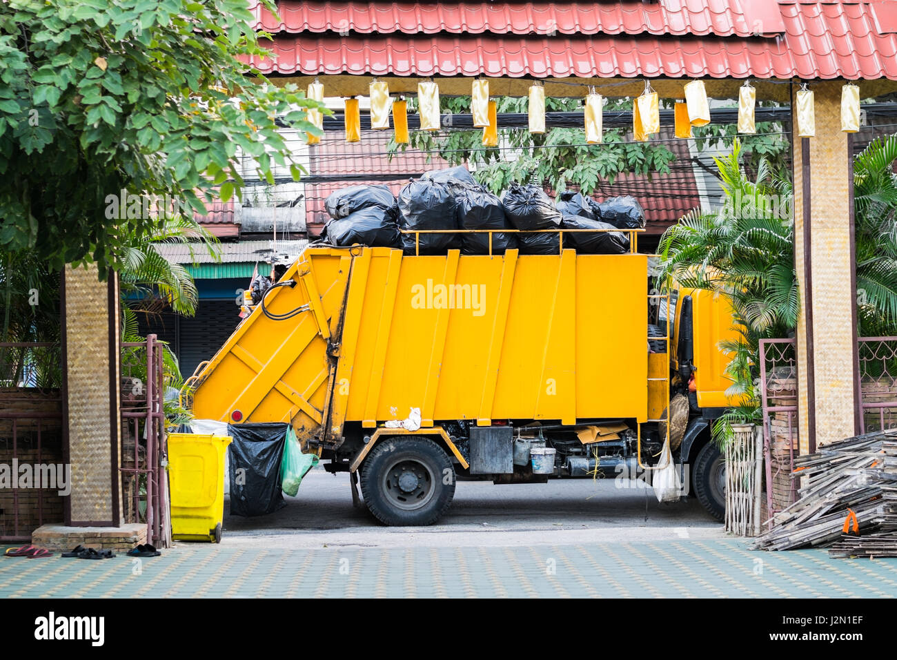 Müllwagen, umrahmt von einem Tempel-Tor in Thailand Stockfoto