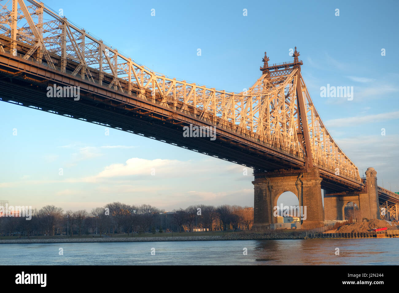 Queensborough Bridge zwischen Roosevelt Island und Long Island City in Queens, New York City Stockfoto