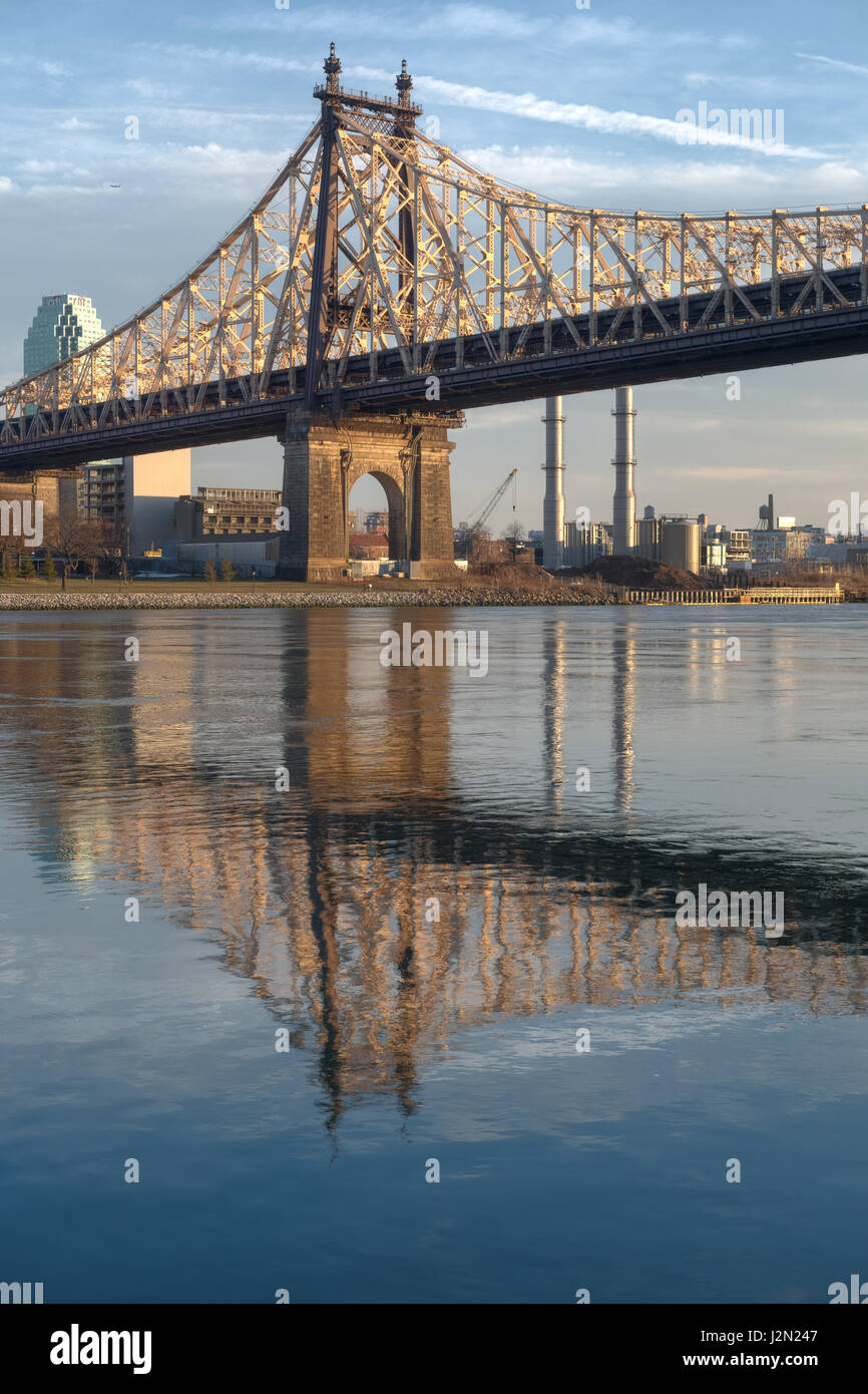 Queensborough Bridge zwischen Roosevelt Island und Long Island City in Queens, New York City Stockfoto