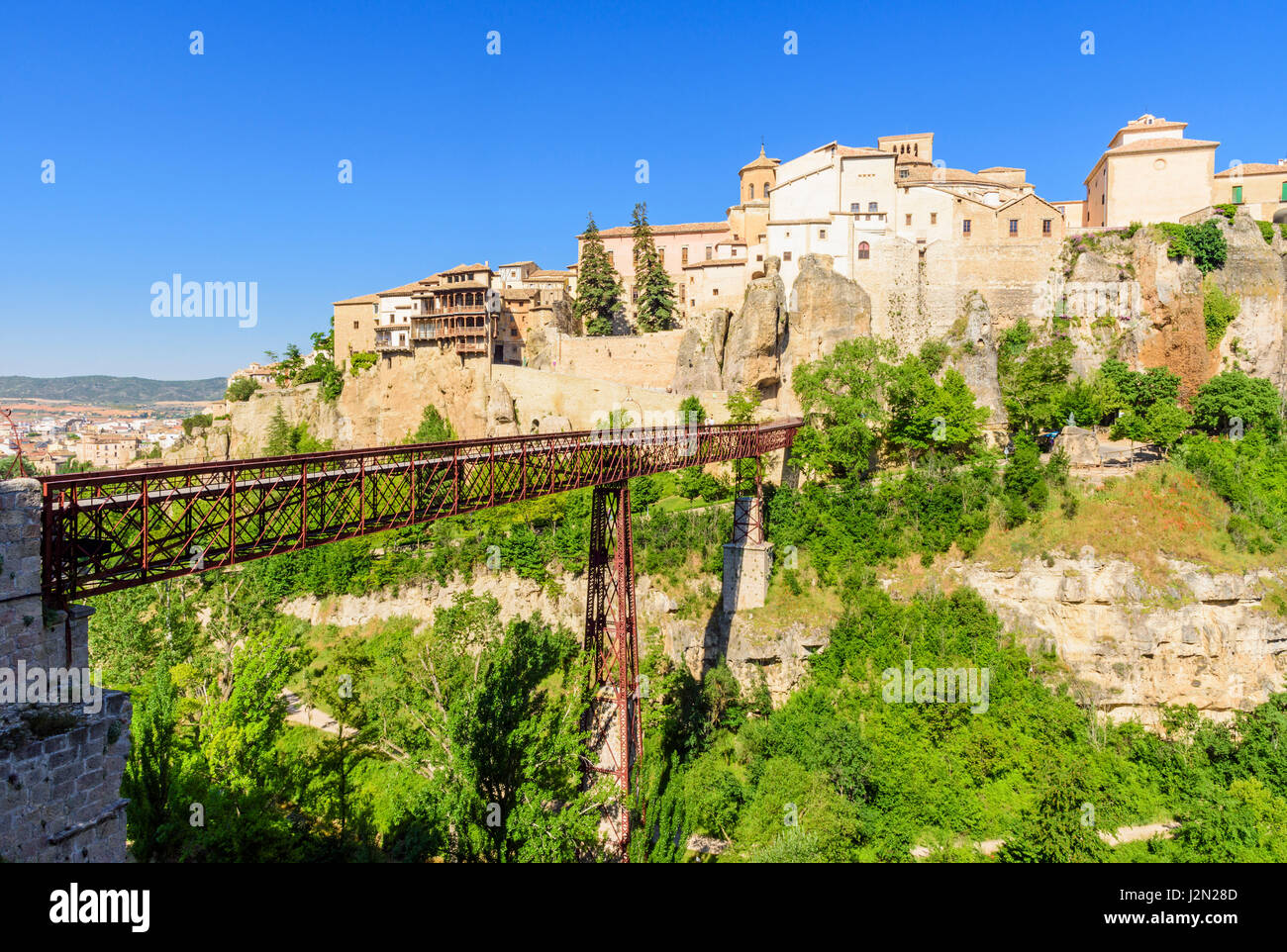 Cuenca San Pablo Brücke überragt von der Klippe hängenden Häuser von Cuenca, Castilla La Mancha, Spanien Stockfoto