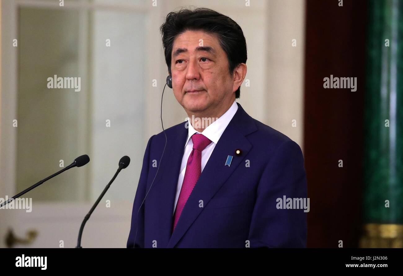 Der japanische Premierminister Shinzo Abe während einer gemeinsamen Pressekonferenz mit der russische Präsident Vladimir Putin nach bilateralen Gesprächen im Kreml 27. April 2017 in Moskau, Russland. Stockfoto