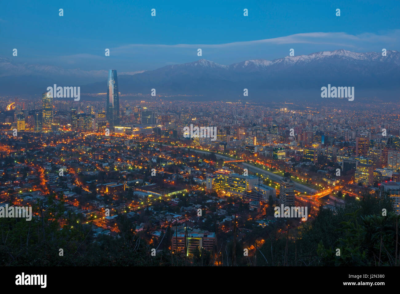 Skyline von Santiago in der Nacht mit der höchsten Wolkenkratzer von lateinischem Amerika, Chile. Stockfoto Skyline von Santiago in der Nacht mit der höchsten Wolkenkratzer von lateinischem Amerika, Chile. Stockfoto