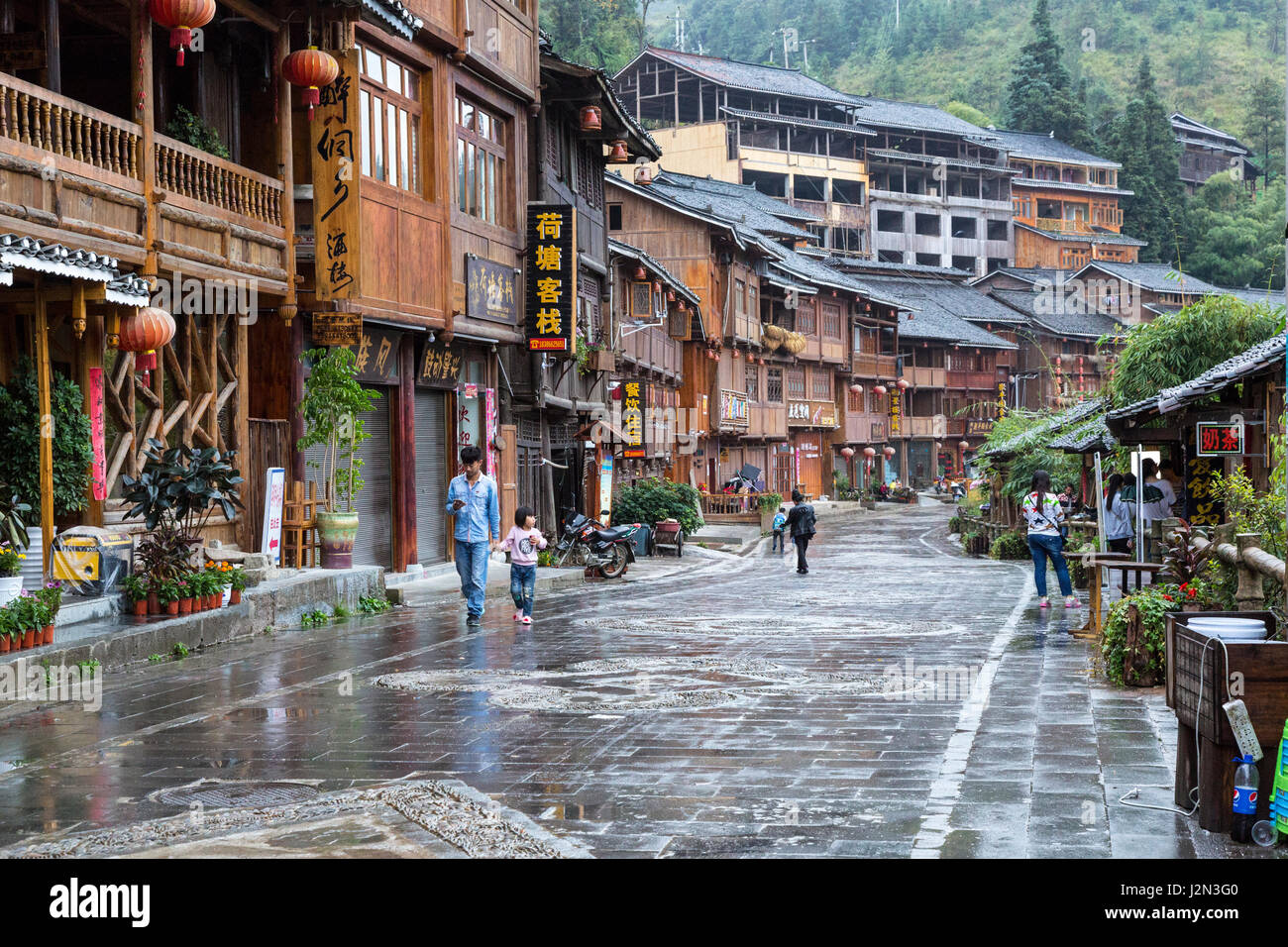 Zhaoxing, Guizhou, China, Dong Minderheit Dorf Straßenszene. Stockfoto