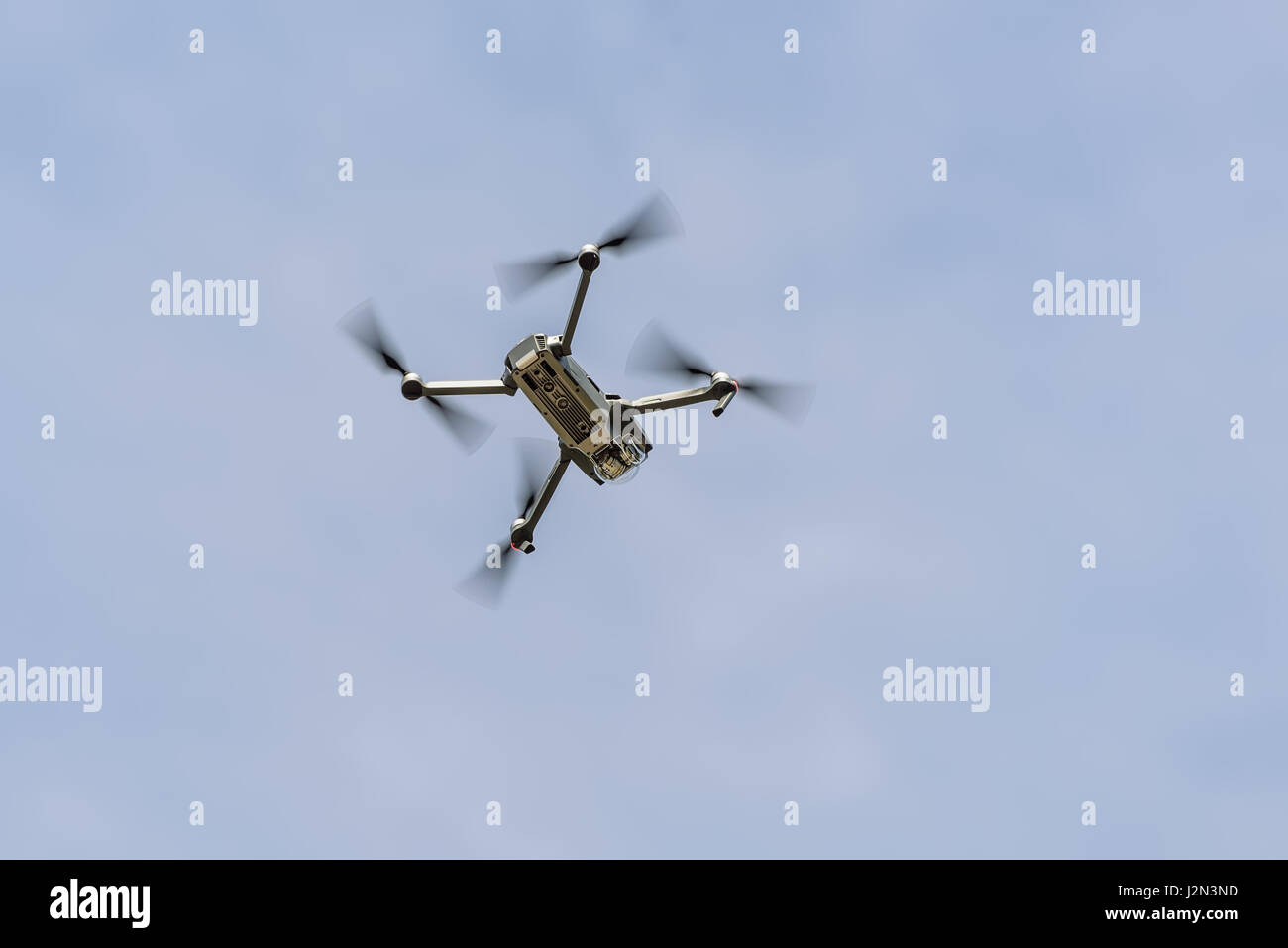 Kiew, Ukraine - 29. April 2017: Drone Quadrocopter DJI Mavic Pro Flug vor dem Hintergrund des Himmels. Sicheres Werkzeug für Luftbild und Video. Stockfoto