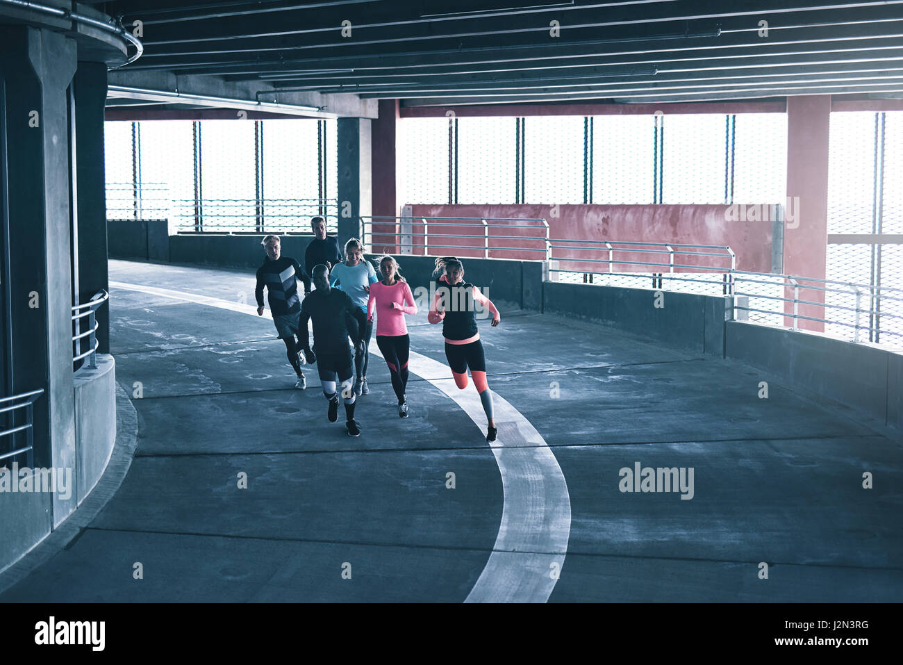Ansicht von mehreren Personen in einem hohen Tempo in Richtung Kamera drinnen läuft. Copyspace Stockfoto