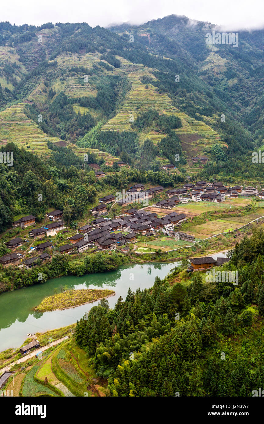 Guizhou, China.  Terrassenförmig angelegten Reisanbau auf den hängen über dem kleinen Dorf und Streams zwischen Zhaoxing und Kaili. Stockfoto