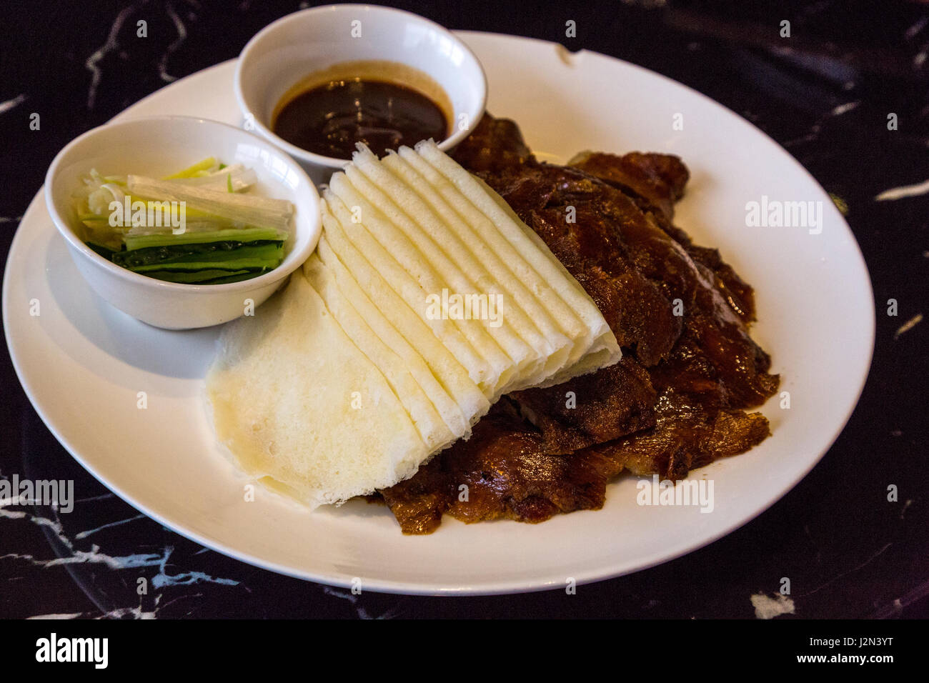 Guizhou, China.  Mittagessen mit Ente und Crepes. Stockfoto