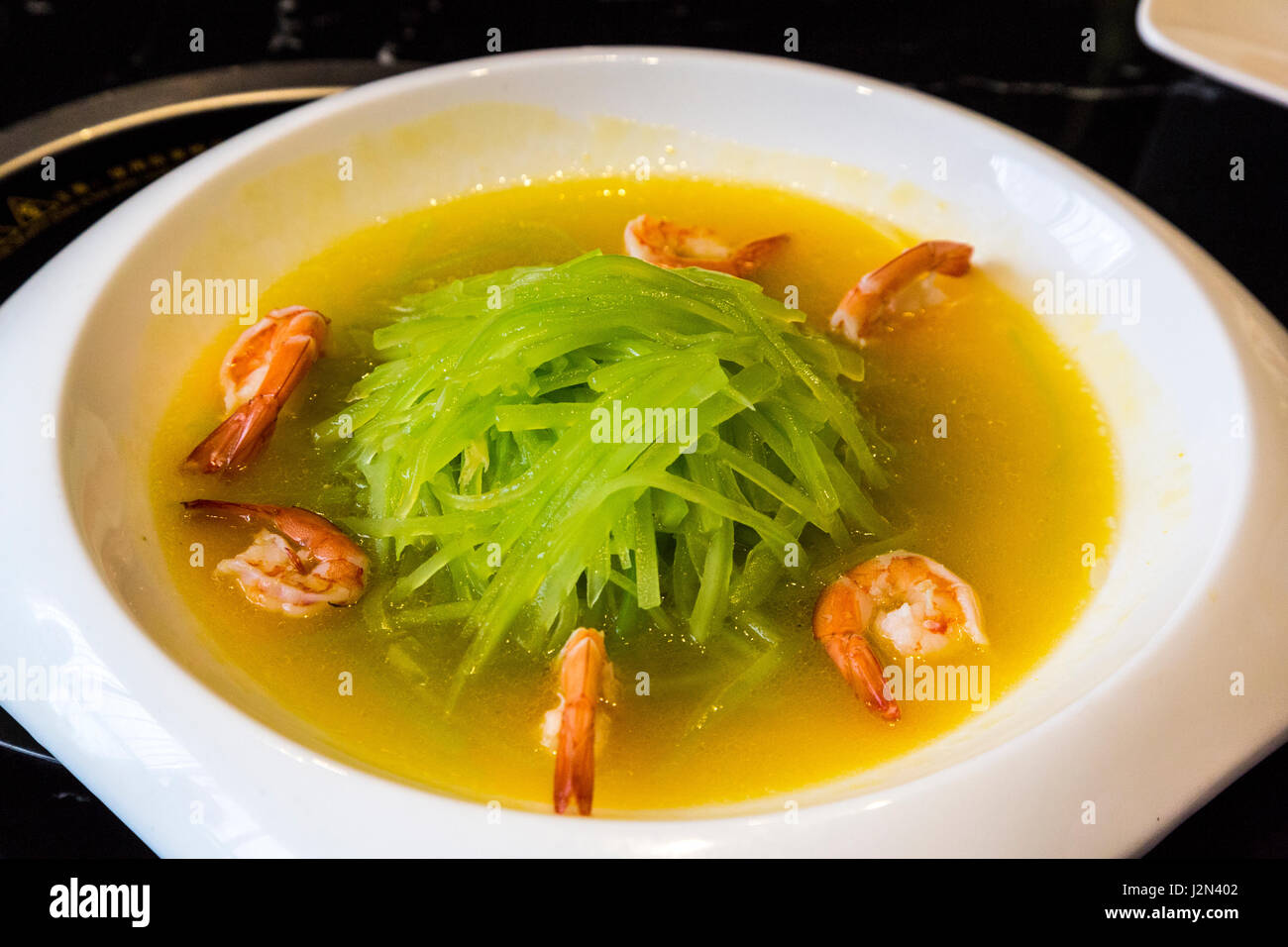 Guizhou, China.  Mittagessen mit Garnelen und Gemüse. Stockfoto