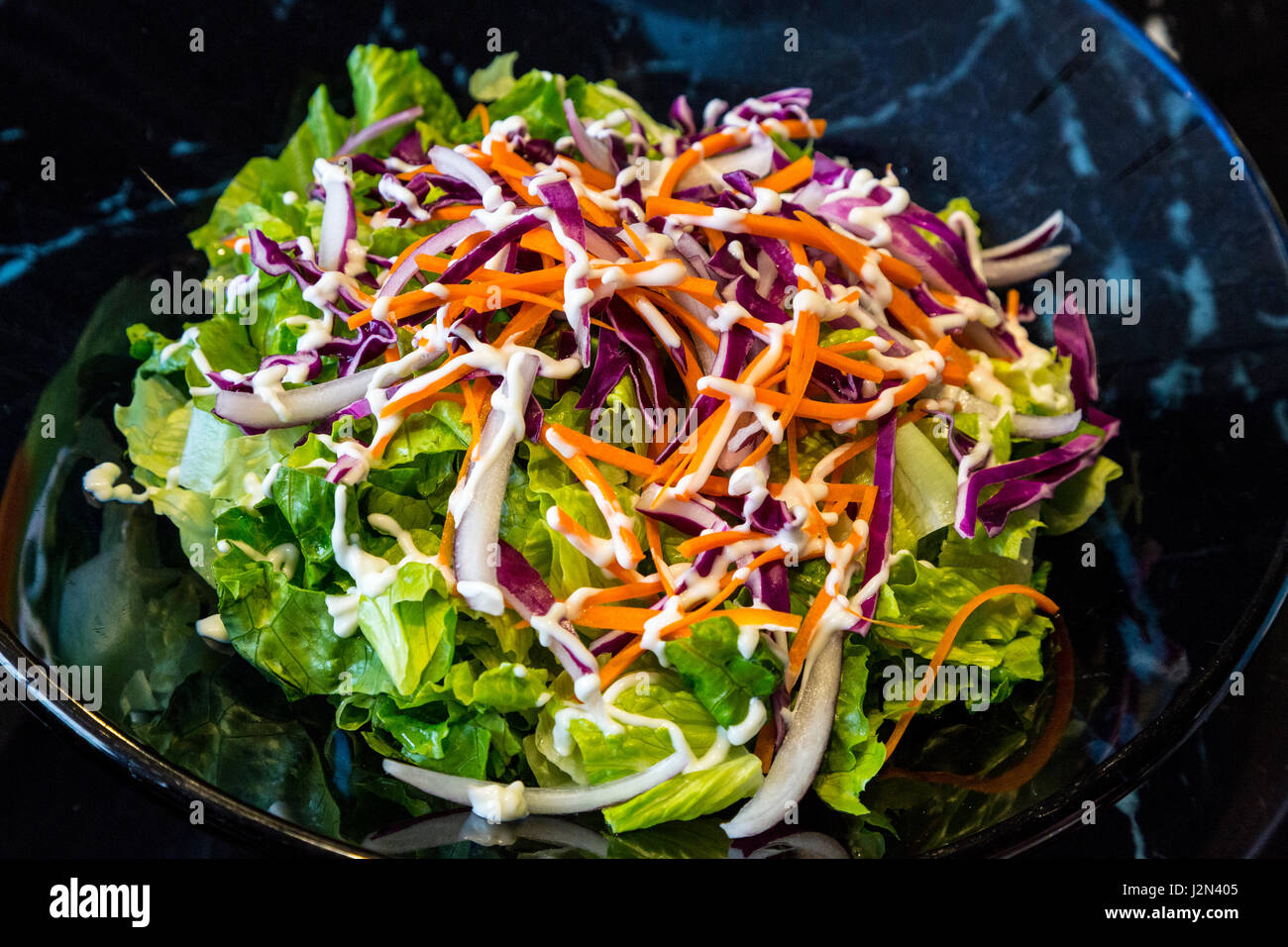 Guizhou, China.  Frischen Salat aus Kopfsalat, Kohl, Karotten und Zwiebeln. Stockfoto