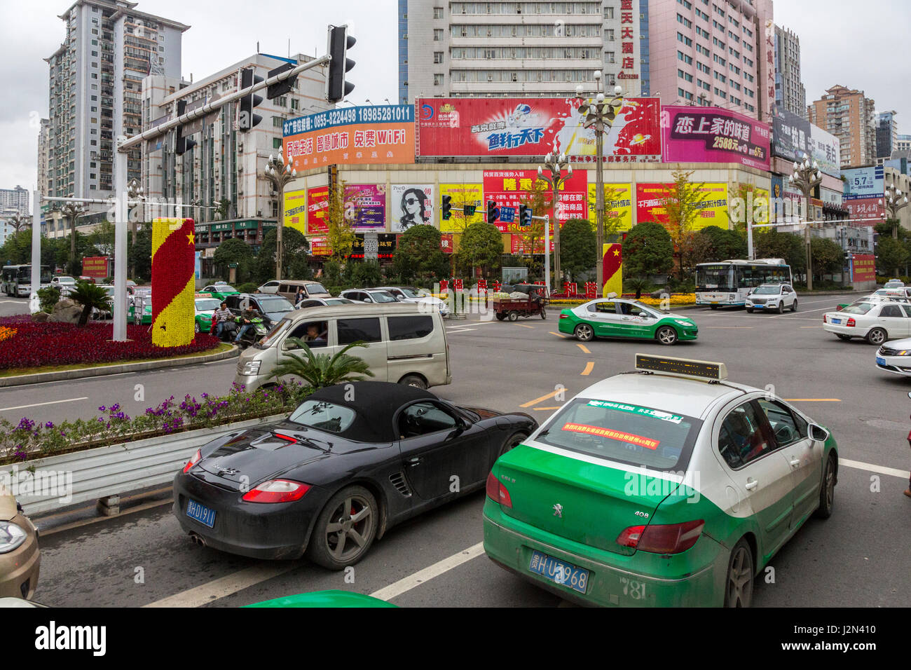 Kaili, Guizhou, China.  Straßenverkehr an einer belebten Kreuzung. Stockfoto
