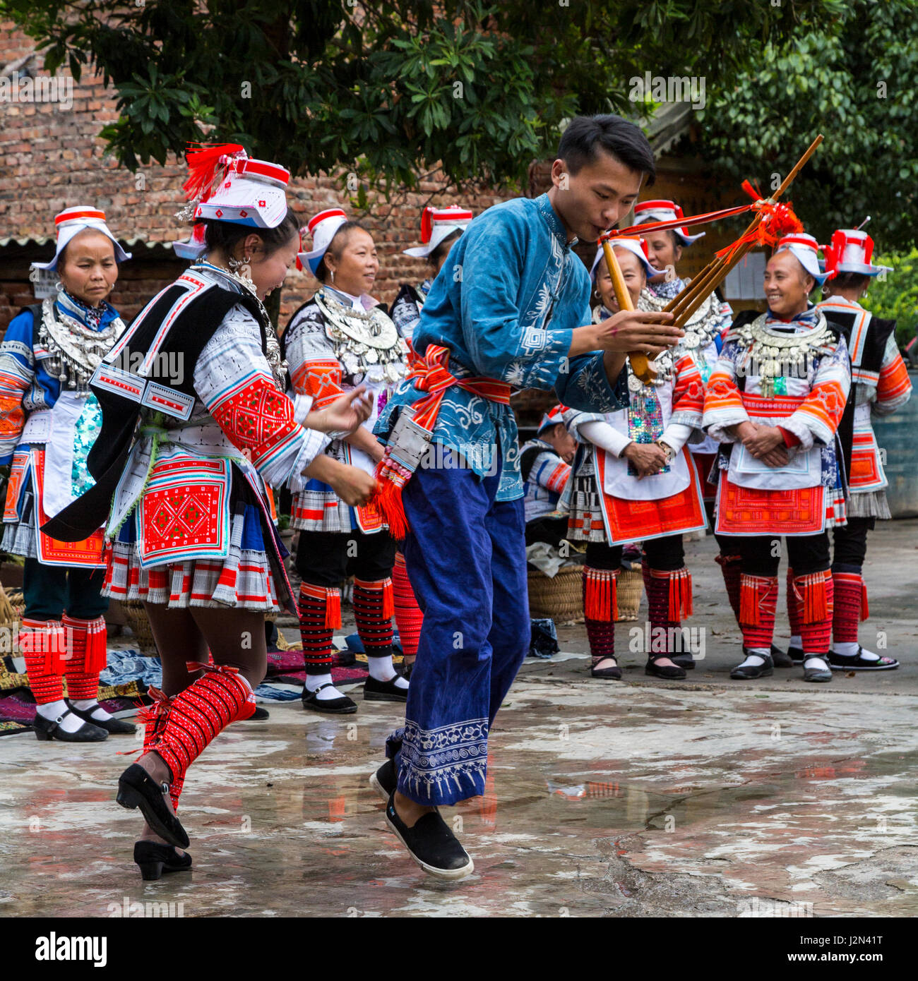 Matang, einem Gejia Dorf in Guizhou, China.  Junger Mann und Frau, die Durchführung eines Volkstanzes. Stockfoto