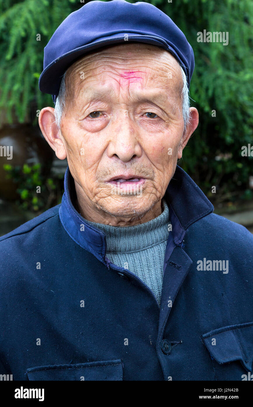 Matang, einem Gejia Dorf in Guizhou, China.  Mann mittleren Alters in Cap. Stockfoto