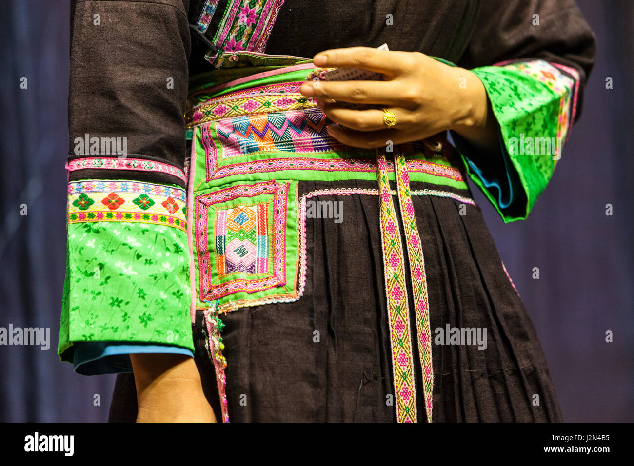 Zhaoxing, Guizhou, China.  Bestickte Taillenbund Dekoration eines Weibes Kleid der Dong ethnischen Minderheit. Stockfoto