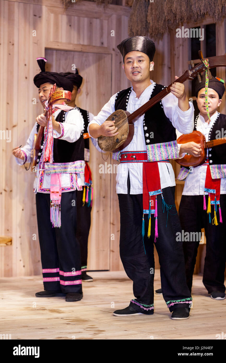 Zhaoxing, Guizhou, China.  Junge Männer spielen Pipa, eine laute in einer traditionellen musikalischen Darbietung von den Mitgliedern der ethnischen Minderheit Dong. Stockfoto