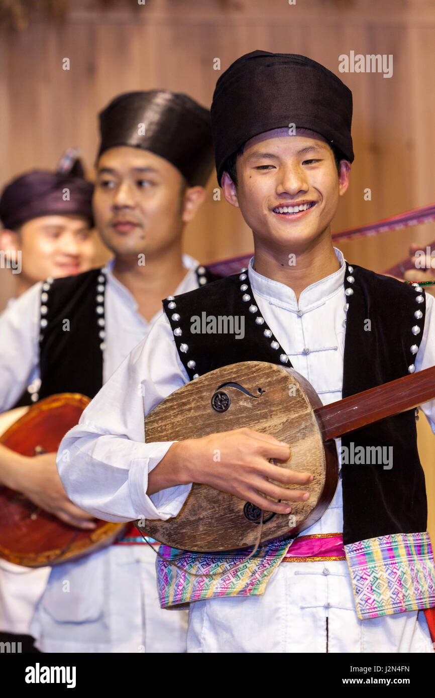 Zhaoxing, Guizhou, China.  Junge Männer spielen Pipa, eine laute in einer traditionellen musikalischen Darbietung von den Mitgliedern der ethnischen Minderheit Dong. Stockfoto