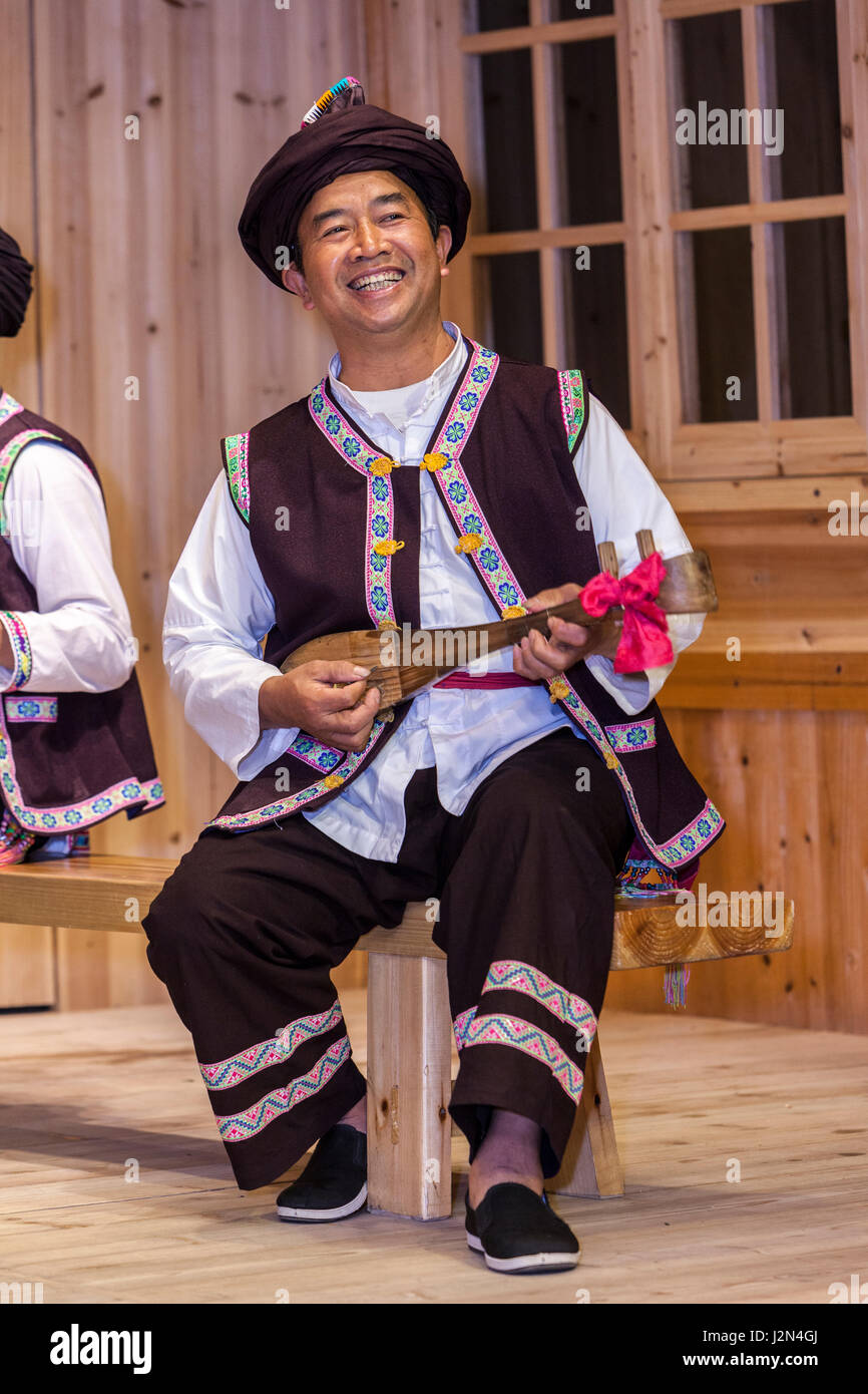 Zhaoxing, Guizhou, China.  Mann spielt eine Pipa (Laute) in einer Aufführung von traditionellen Musik der ethnischen Minderheit Dong. Stockfoto
