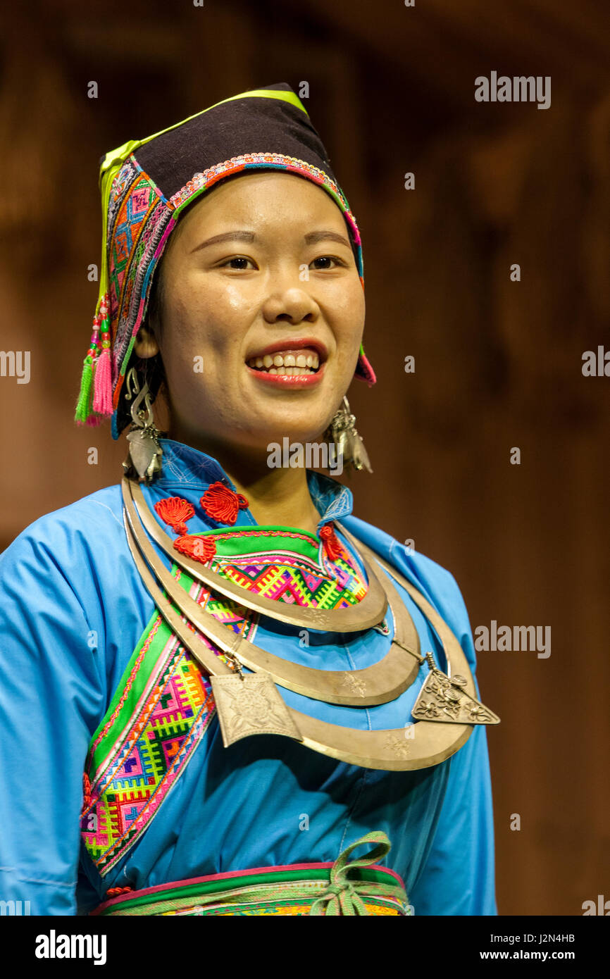 Zhaoxing, Guizhou, China.  Junge Frau der Dong ethnische Minderheit in eine traditionelle Musik-Performance. Stockfoto