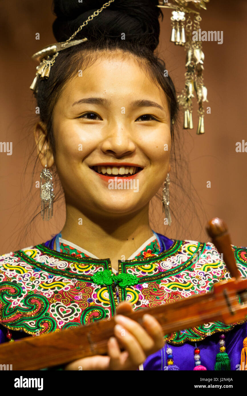 Zhaoxing, Guizhou, China.  Traditionelle musikalische Darbietung von Dong ethnischen Minderheit. Stockfoto