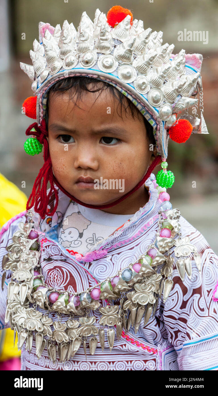 Matang, einem Gejia Dorf in Guizhou, China.  Junge Mädchen in ethnischen Kleid. Stockfoto