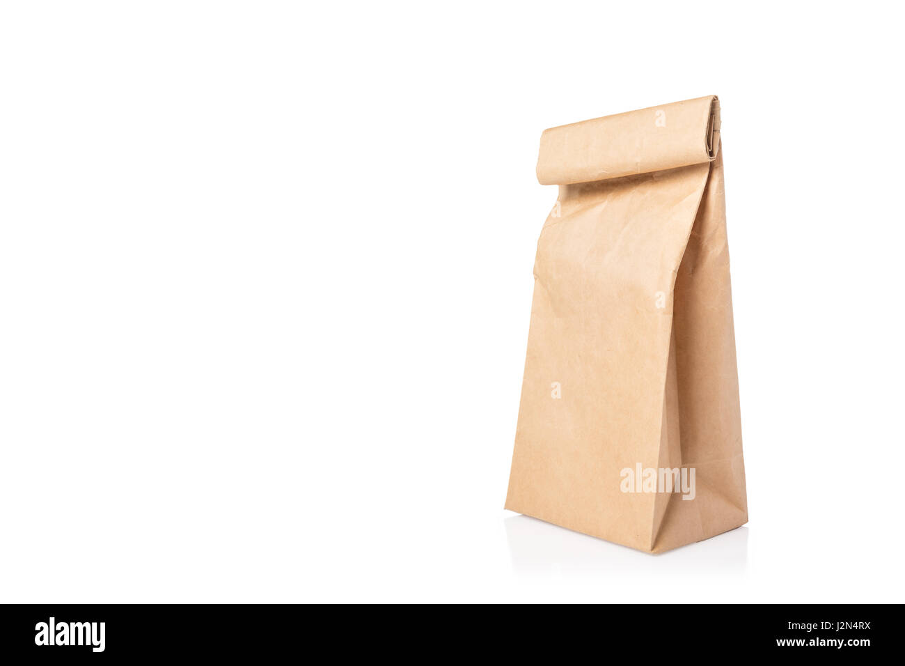 faltige braune Papiertüte mit gefalteten Spitze auf weißem Hintergrund isoliert und Licht Schatten Reflexion auf Boden, Raum für Exemplar Stockfoto