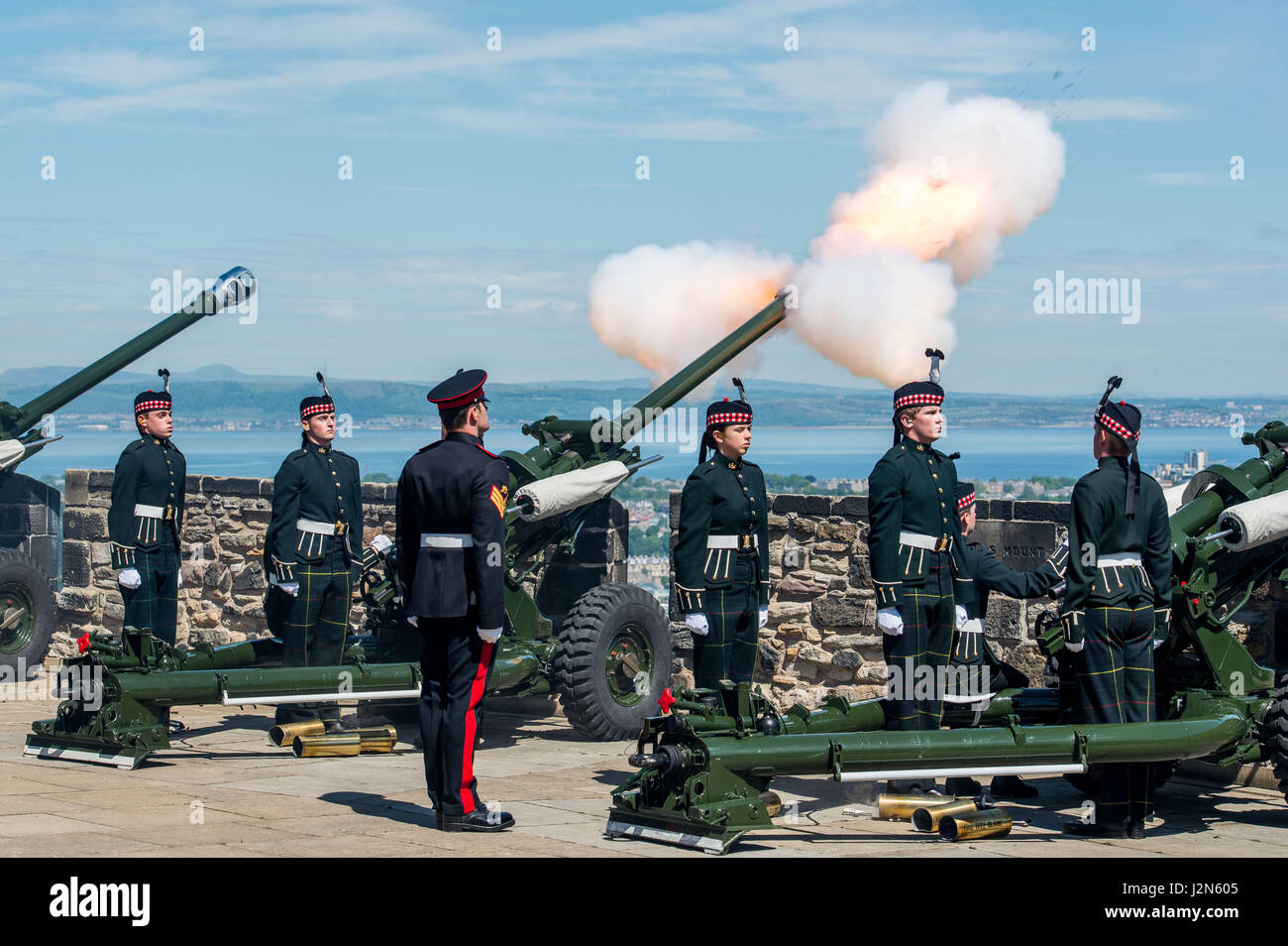 21 Gun Salute im Edinburgh Castle anlässlich des 94.. Geburtstages von Prinz Philips Stockfoto