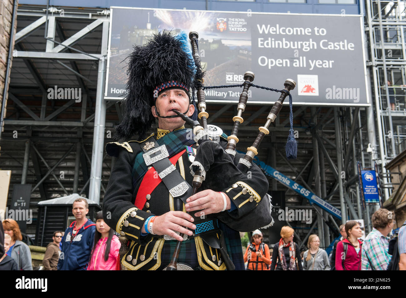 Edinburgh Piper Hugh Scott tritt auf dem Rasenmarkt für Touristen vor Edinburgh Castle auf Stockfoto