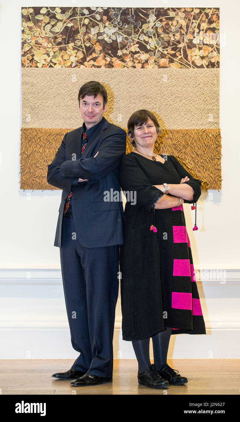 Ian Rankin und Miranda Harvey (Rankins Frau) mit dem Gewinner des neuesten internationalen Tapetenwettbewerbs Stockfoto