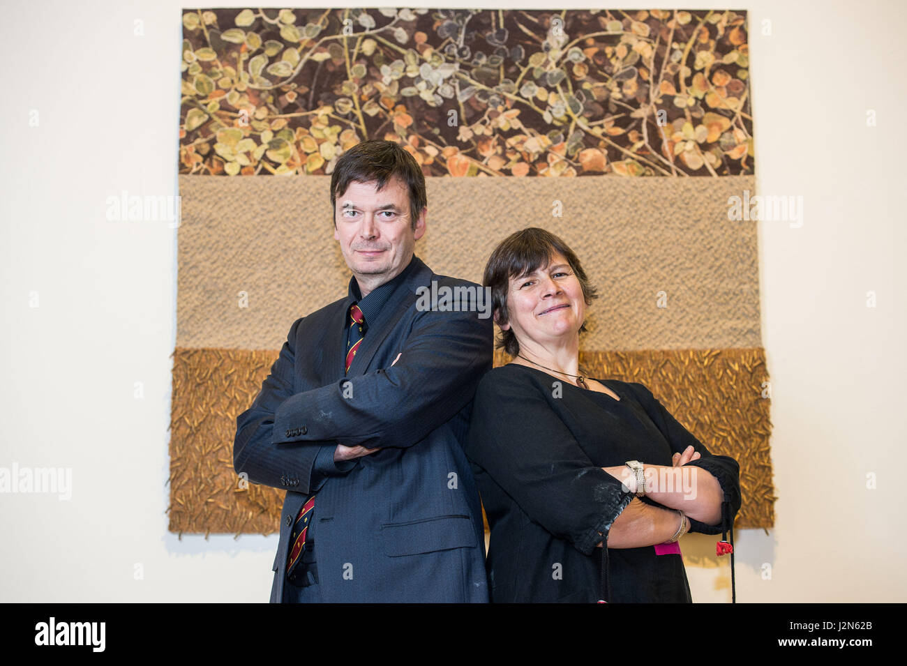 Fotograf Ian Georgeson, 07921 567360 Ian Rankin und Miranda Harvey (Rankin es Frau) mit dem Gewinner des dort neueste internationale Gobelin-Wettbewerb Stockfoto