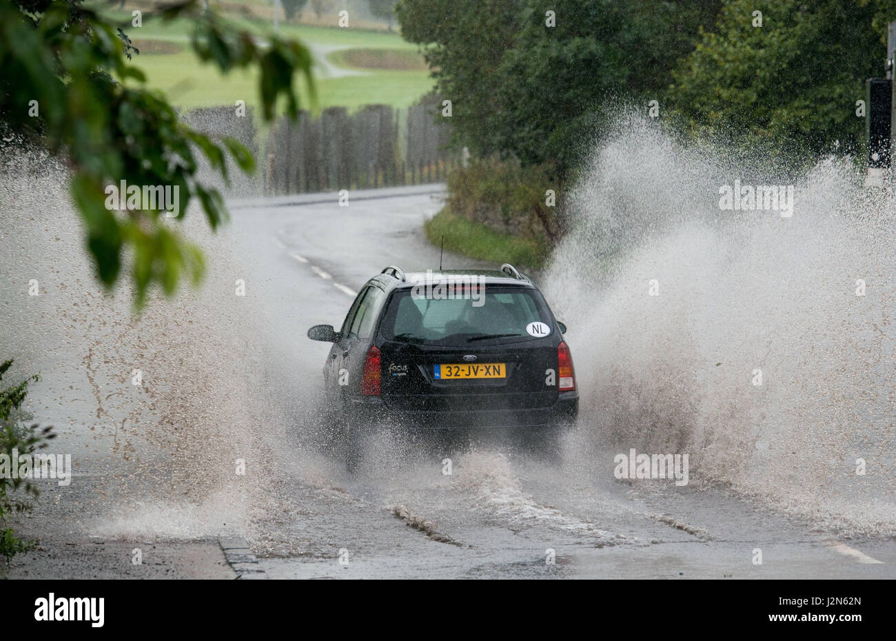 Starker Regen brachte Überschwemmungen nach Carnwath, South Lanarkshire. Das Met-Büro hat Gelbe Wetterwarni herausgegeben Stockfoto