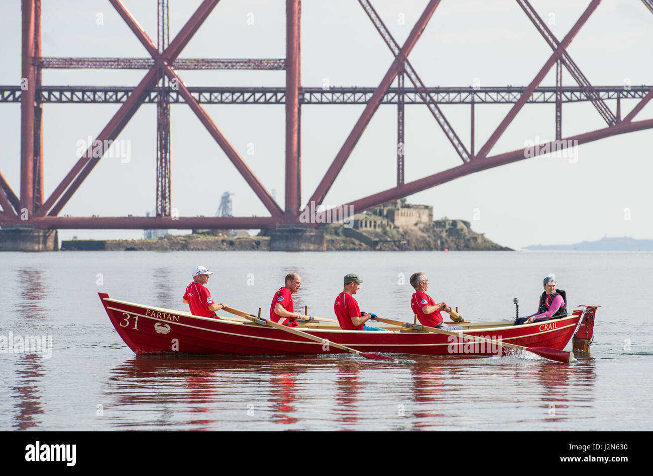 Queensferry Ruder Regatta im Rahmen des Forth Bridges Festivals. Die "Queensferry Regatta" findet statt. Stockfoto