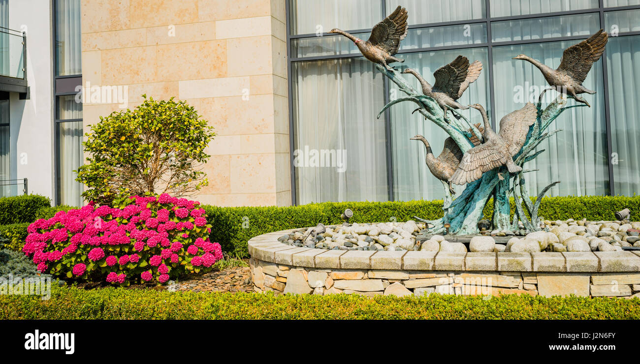 Eine atemberaubende Skulptur am Eingang zum Moyvalley Hotel & Golf Resort im Balyna Estate in County Kildare, Irland Stockfoto