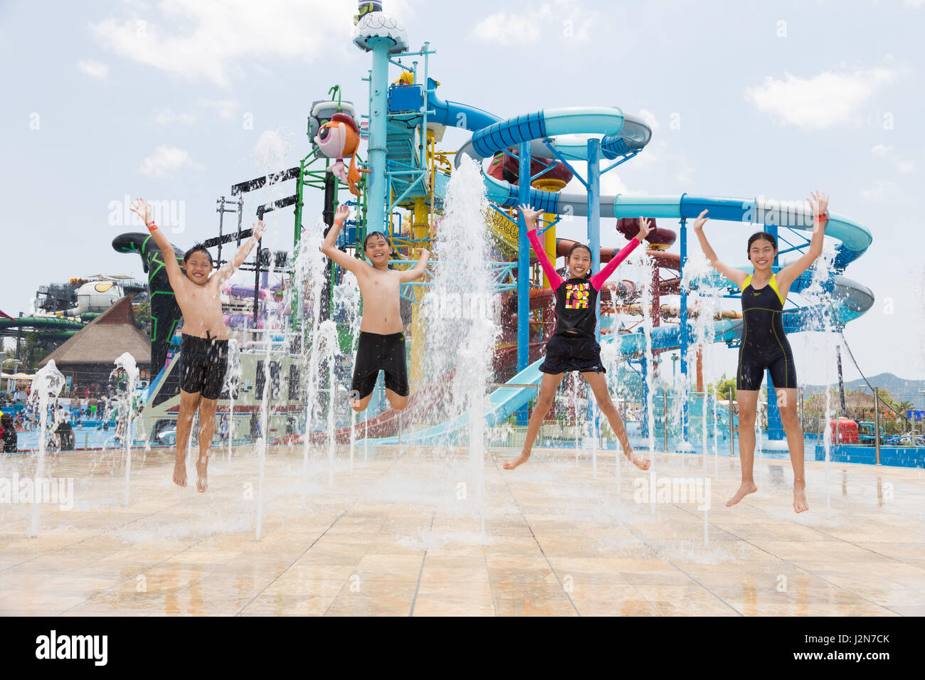 NAJOMTIEN, CHONBURI, THAILAND - 30. April 2016 - asiatische Kinder spielen mit Wasser am 30. April 2016 auf Cartoon Network Amazone Wasserpark in Chonburi, T Stockfoto