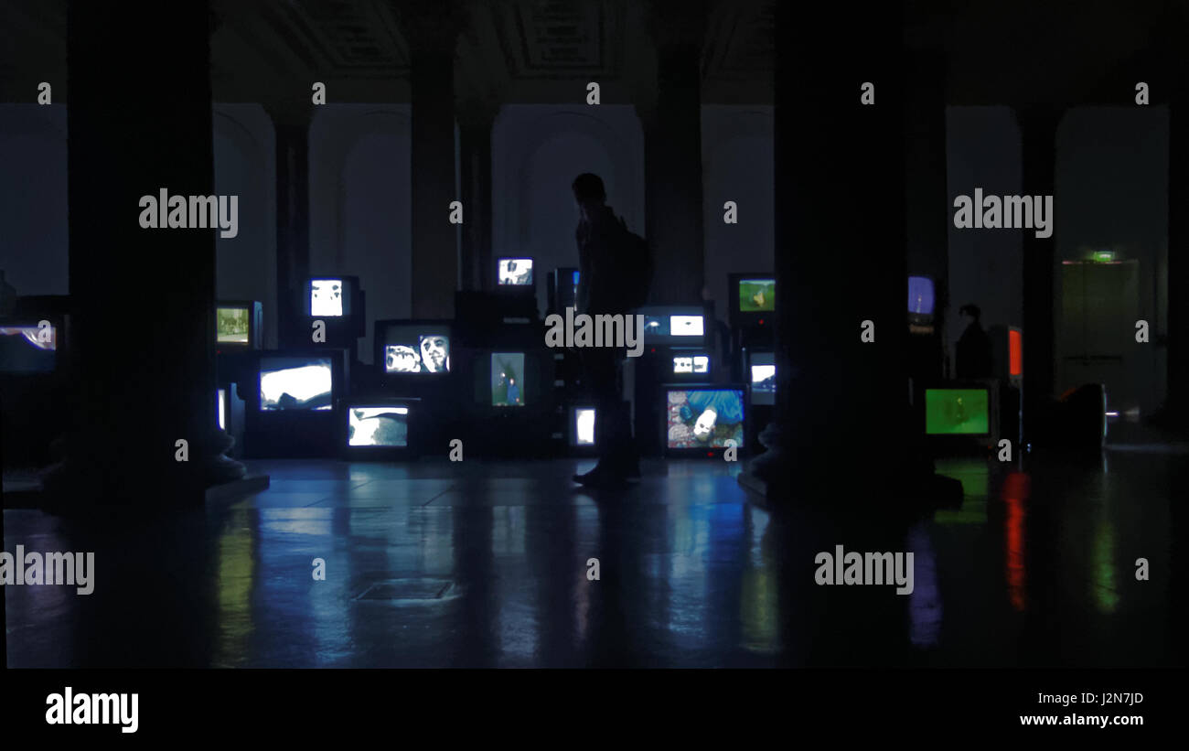 GOMA Glasgow Museum of Modern Art Ausstellung bestehend aus mehreren tv setzt Bilder im Dunkeln laufen Stockfoto