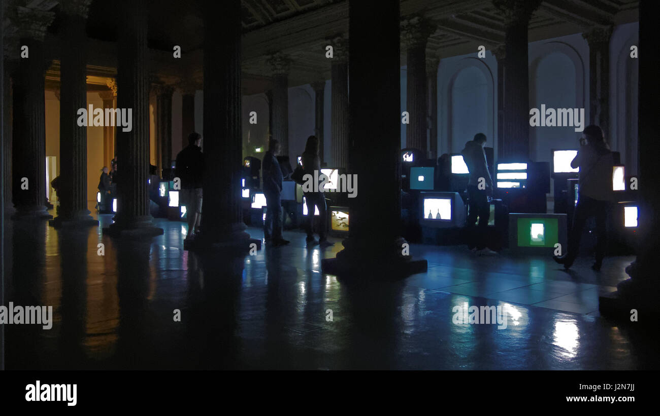 GOMA Glasgow Museum of Modern Art Ausstellung bestehend aus mehreren tv setzt Bilder im Dunkeln laufen Stockfoto