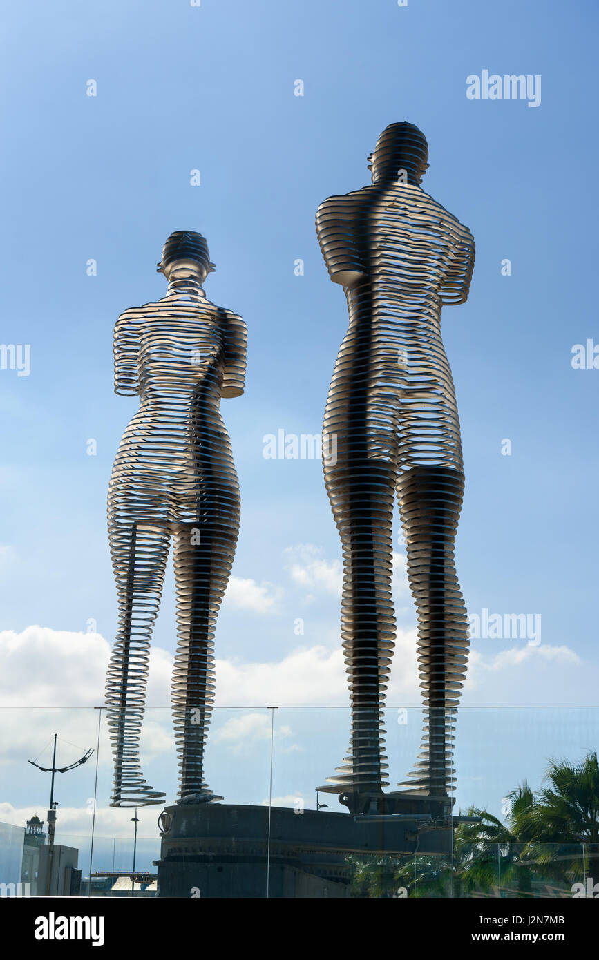 Batumi, Georgien - 4. Oktober 2016: Bewegliche Skulptur Ali und Nino. Statue der ewigen Liebe und Verständnis zwischen den Nationen. Es ist Werk des georgischen ar Stockfoto