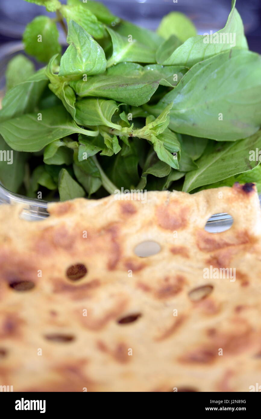 Iranische Frühstück im Büro mit Sangak Brot und Käse Stockfoto