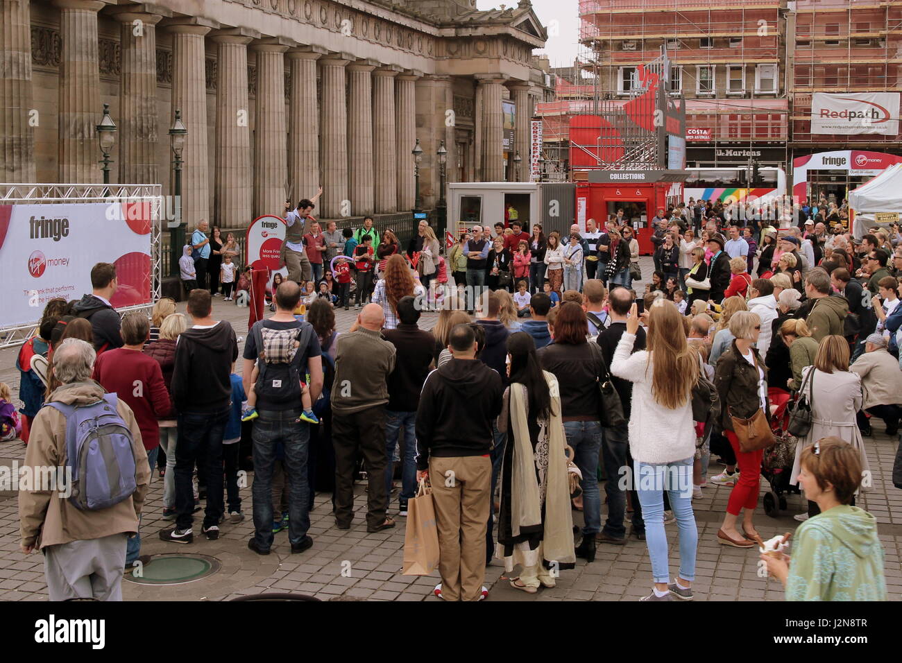 Edinburgh Menschenmassen Nationalgalerien komplexe oder die Galerien während das Fringe festival Stockfoto