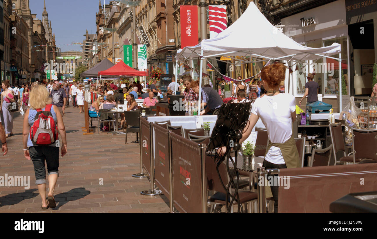 Glasgow shopping Samstag Restaurants im Freien Tische und Stühle Stockfoto
