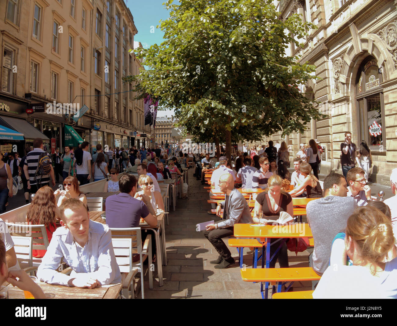 Glasgow shopping Samstag Restaurants im Freien Tische und Stühle Stockfoto