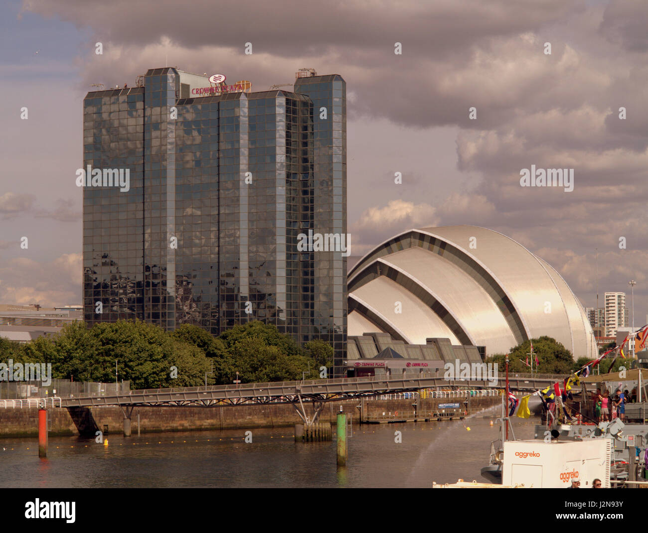 SEC-Gürteltier Crowne Plaza Glasgow und das Wasser des Flusses Clyde Stockfoto