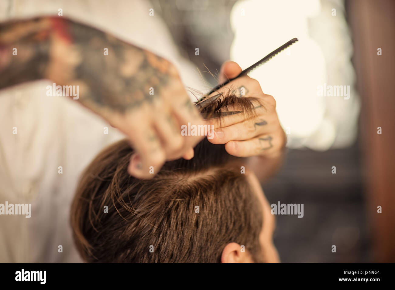 Haarschnitt beim Friseur mit einer Schere Stockfoto