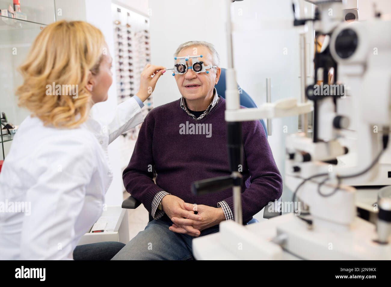 Optik-Spezialisten Ansichten Sehvermögen Patienten in Augenklinik Stockfoto