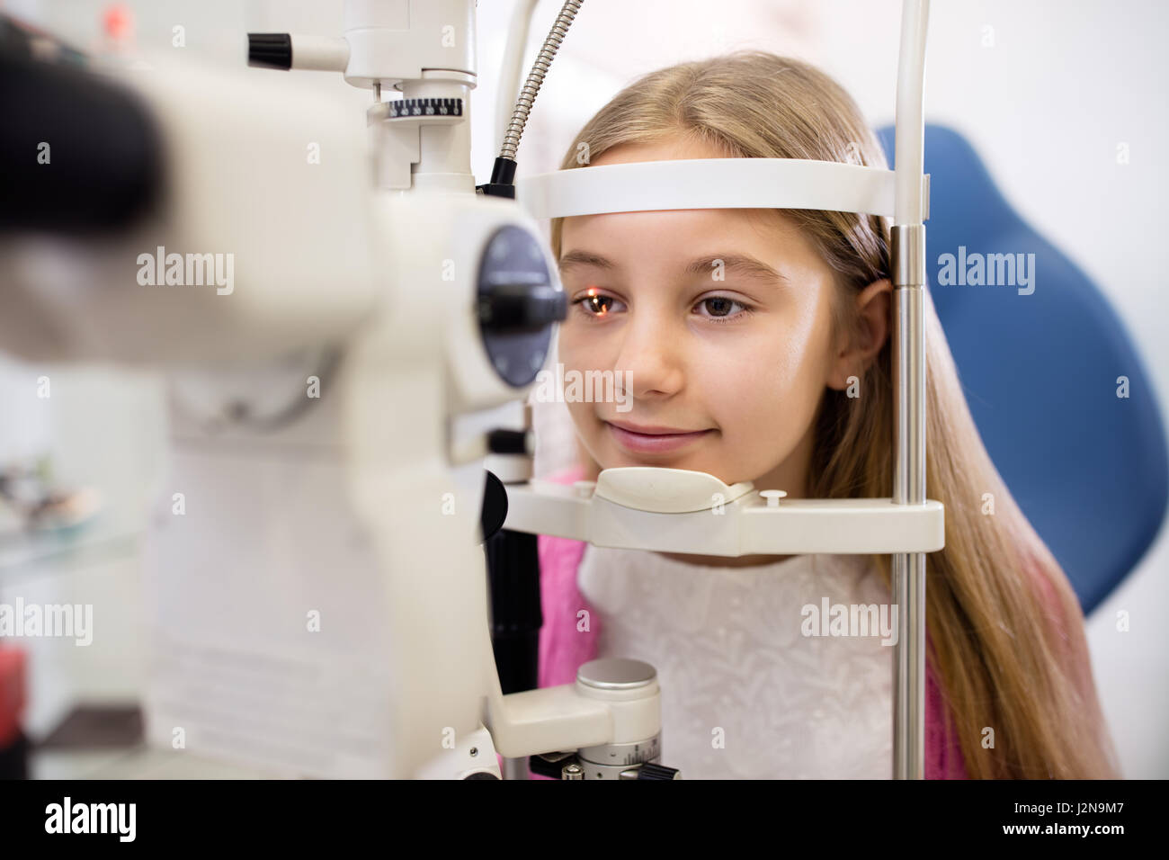 Kind in Augenklinik steuert Vision bei Augenarzt Stockfoto