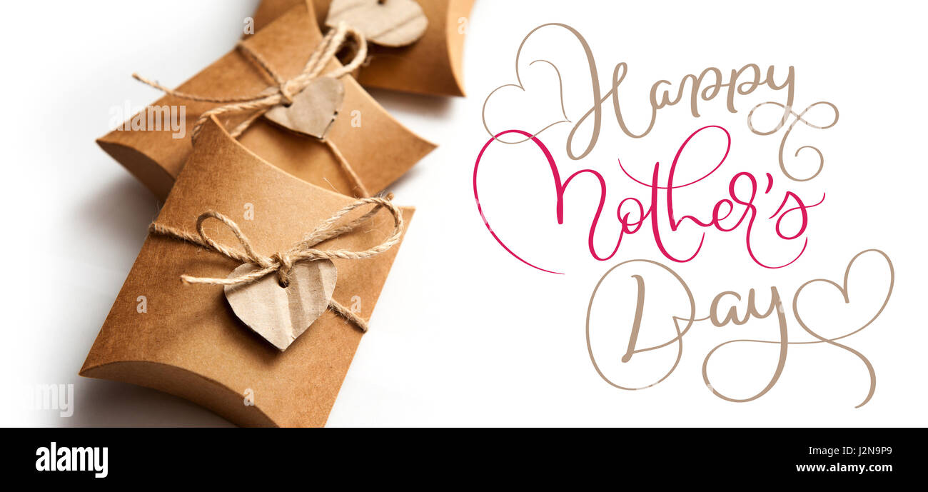 Schöne Boxen für Geschenke auf einen weißen Hintergrund und Text Happy Muttertag. Kalligraphie-Schriftzug Hand zeichnen Stockfoto