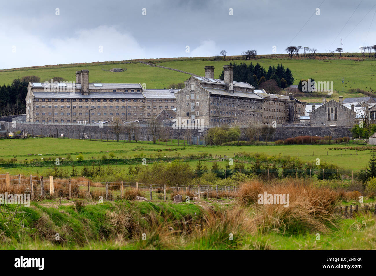 Blick über das Moor von ihrer Majestät Gefängnis, Dartmoor, Princetown, Devon, an einem bewölkten Apriltag Stockfoto