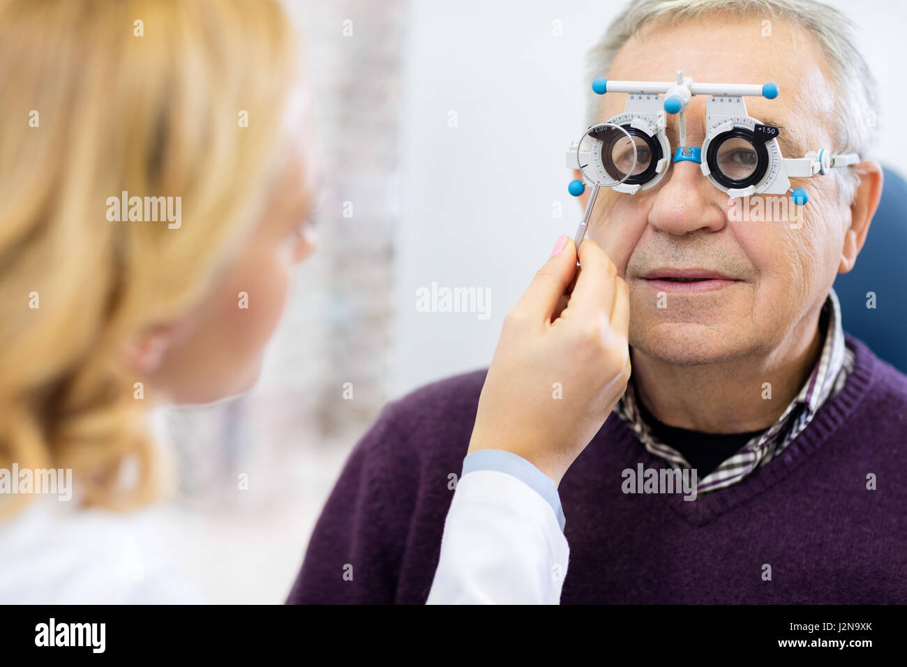 Optische-Spezialisten genau bestimmt Dioptrien senior männlichen Patienten in der Klinik Stockfoto