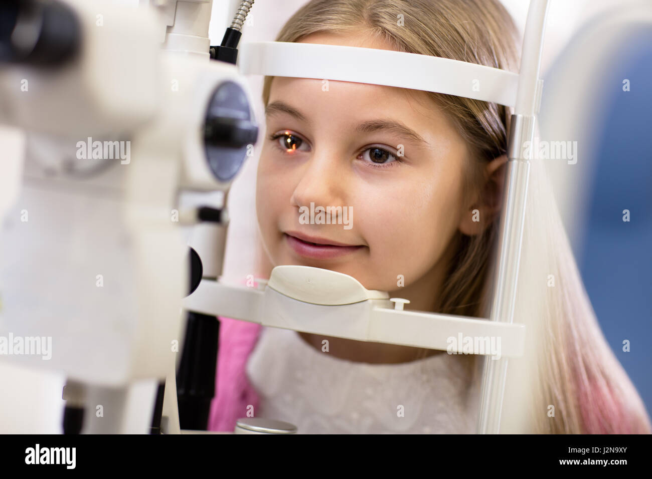 Hübsches Mädchen Blick auf Ophthalmoskop in Augenklinik Stockfoto