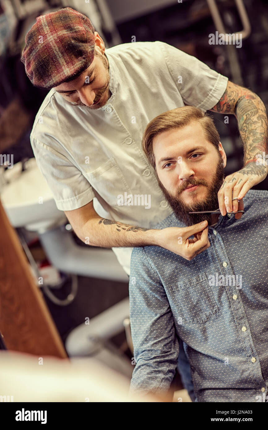 männliche Friseur schneiden Bart Hipster Kunde Stockfoto